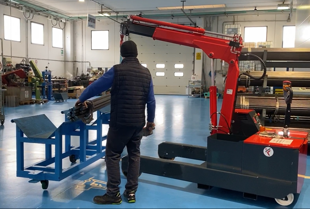 2 ton portable hydraulic crane Omnia for lifting and positioning steel pipes
