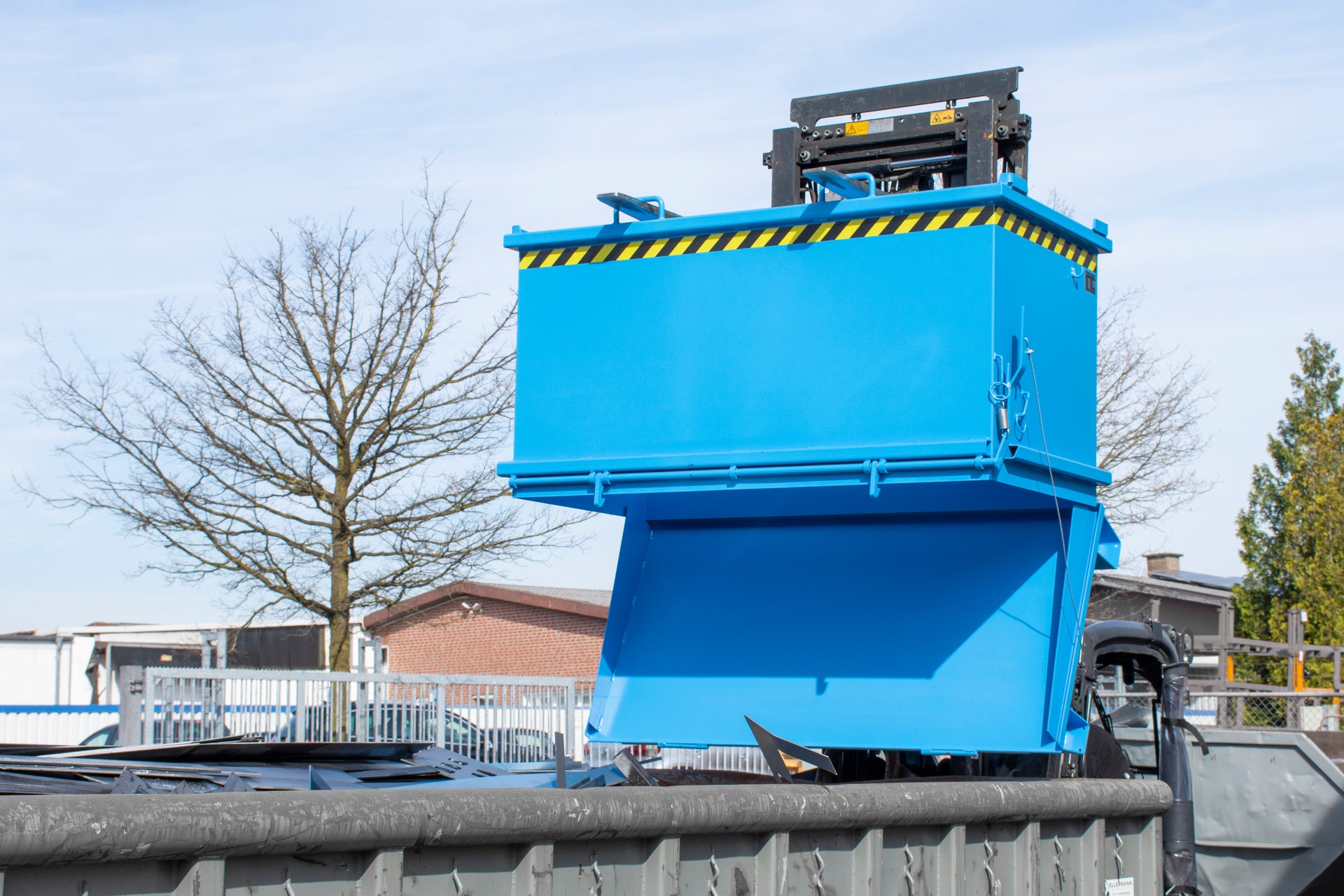 Container with Drop Away Base SB 1500