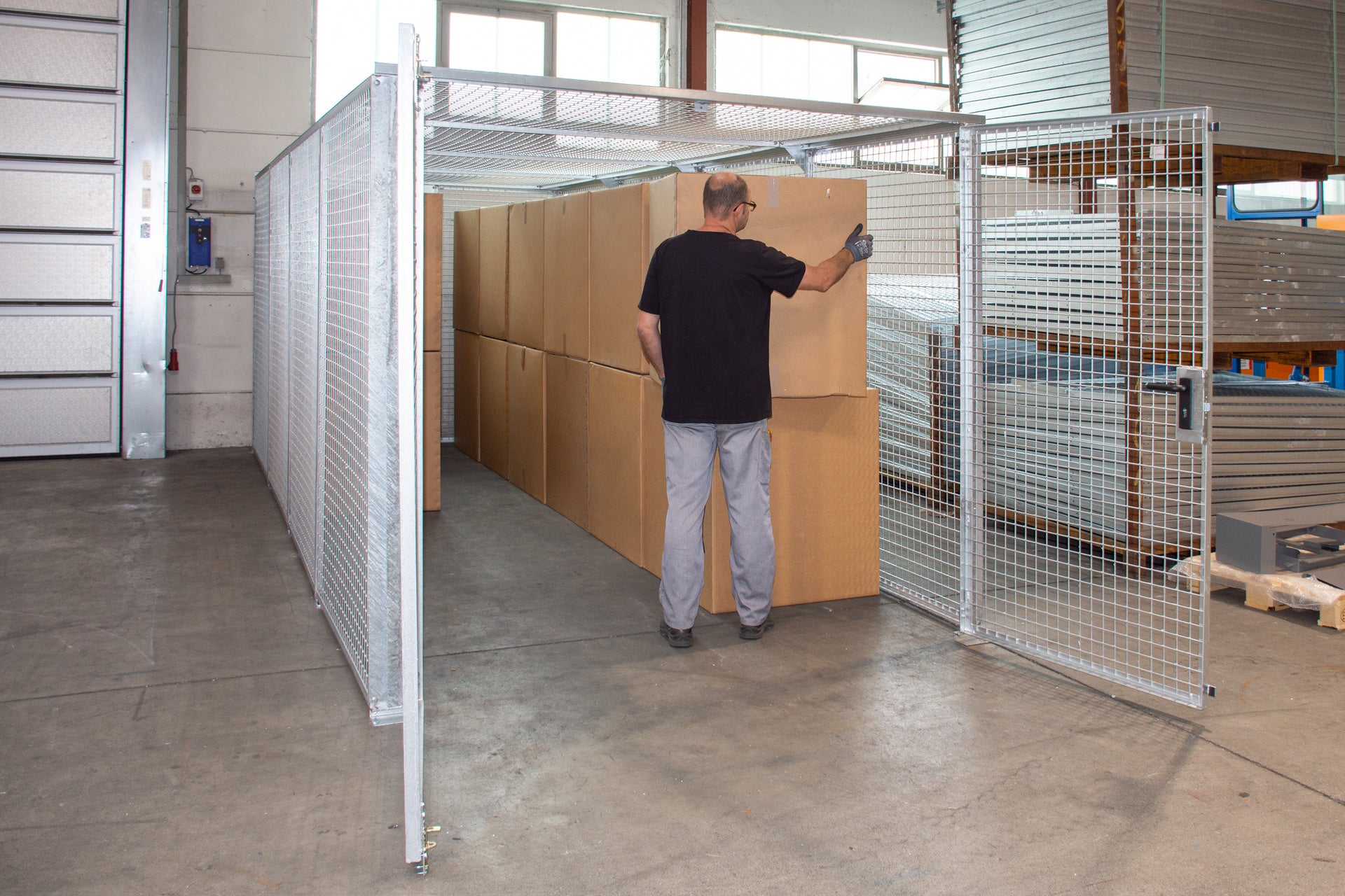 Security cage for storage LBM 6000